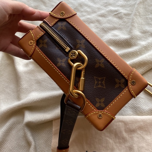 Louis Vuitton - Picture 5 of 11